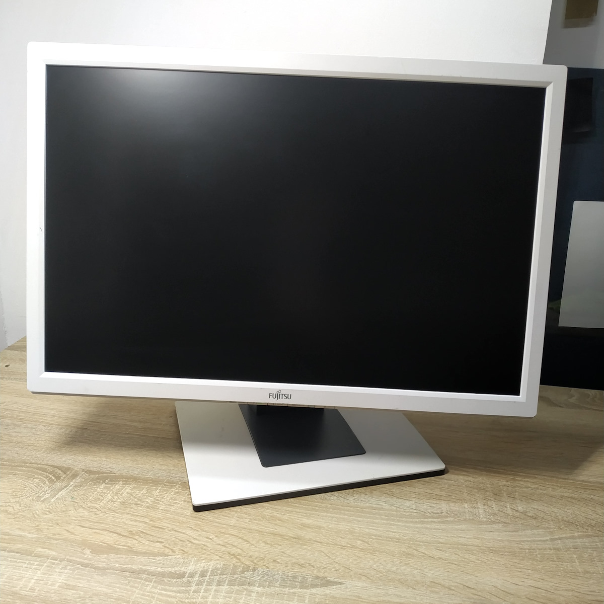 Монитор б/у 22" Fujitsu B22w-5 в магазине Angar.kh.ua 1 