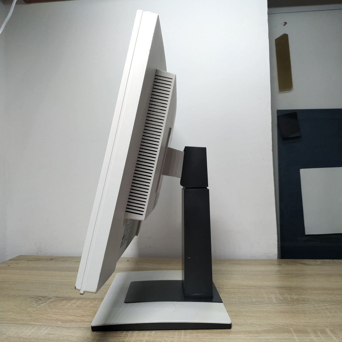 Монитор б/у 22" Fujitsu B22w-5 в магазине Angar.kh.ua 2 