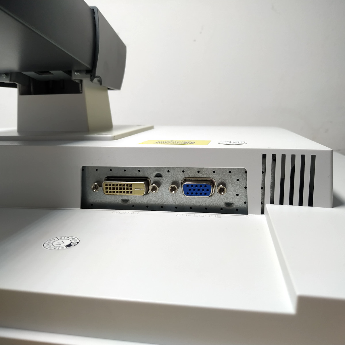 Монитор б/у 22" Fujitsu B22w-5 в магазине Angar.kh.ua 5 