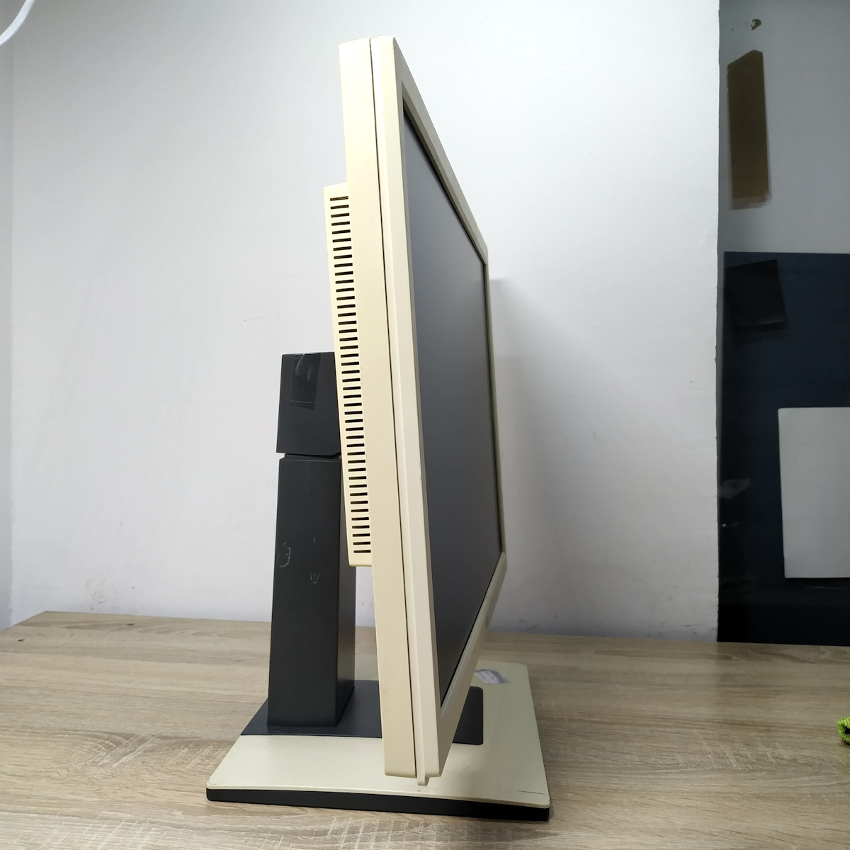 Монитор б/у 22" Fujitsu B22w-5 в магазине Angar.kh.ua 4 